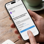Mãos segurando celular com notificação do instagram sobre alvará judicial para influencer mirim